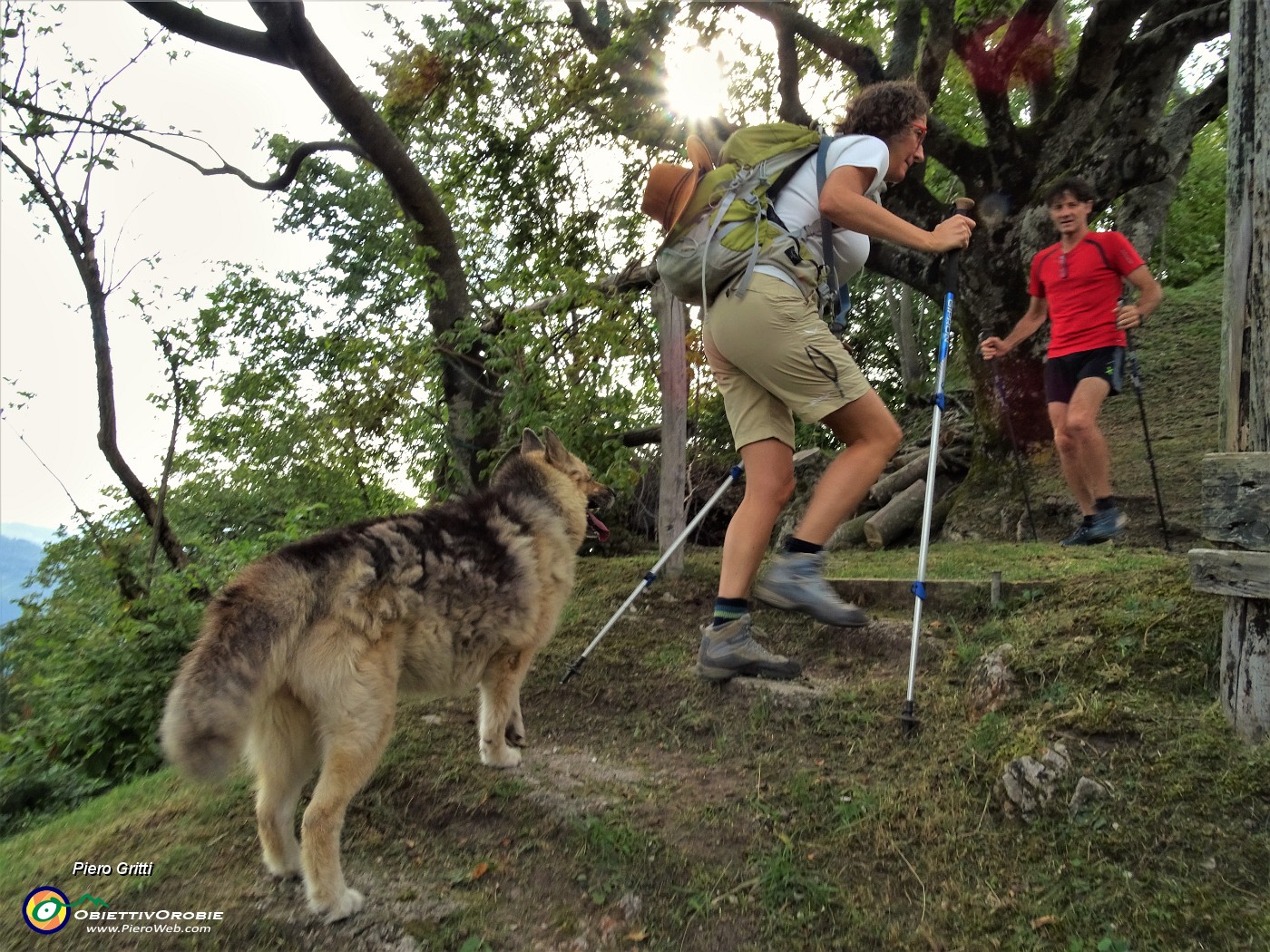 38 Al roccolo del Forcellino (1230 m) piacevole incontro con Giorgio di Selvino.JPG